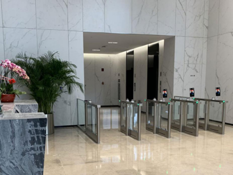 政府閘機(jī)中國(guó)**電子集團(tuán)人臉識(shí)別閘機(jī) 哪家好？?jī)r(jià)格怎么樣？代理招商，生產(chǎn)廠家，價(jià)格，哪家好，多少錢，品牌，報(bào)價(jià)，廠家，哪個(gè)公司好 中國(guó)*電子*集團(tuán)安裝采用路可路美人臉識(shí)別閘機(jī)，通過360度動(dòng)態(tài)防偽人臉識(shí)別的方式進(jìn)行員工、訪客出入管理，人臉識(shí)別采用真人檢測(cè)，杜絕偽裝，大大提高了集團(tuán)的安全等級(jí)；員工在通過人臉識(shí)別閘機(jī)進(jìn)出單位的同時(shí)，也自動(dòng)進(jìn)行考勤管理；采用這種非主動(dòng)性、非接觸性、無卡無證式驗(yàn)證，大大提高了通行效率，通行體驗(yàn)更好，也更健康。