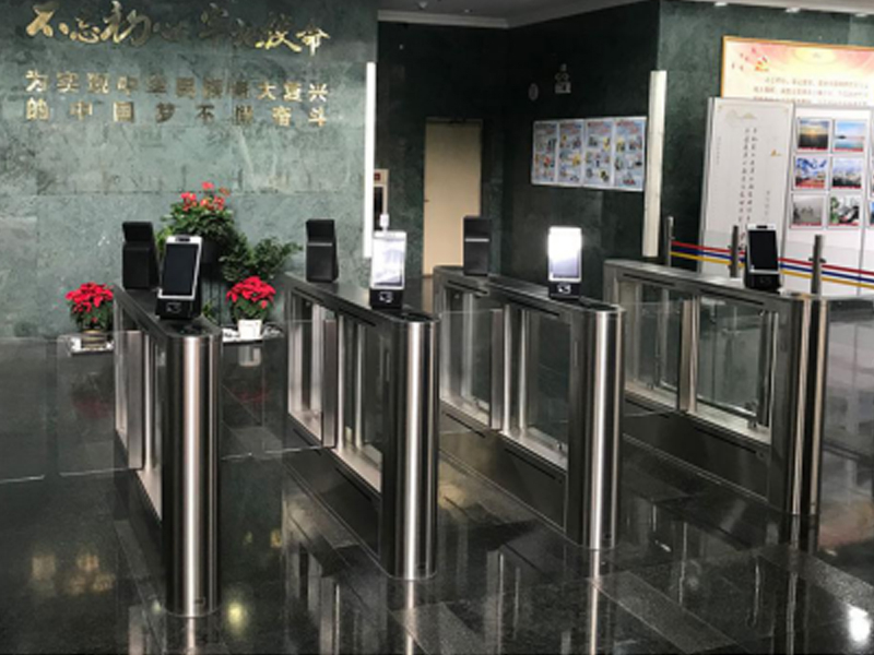 **省交通運(yùn)輸廳 哪家好？?jī)r(jià)格怎么樣？代理招商，生產(chǎn)廠家，價(jià)格，哪家好，多少錢，品牌，報(bào)價(jià)，廠家，哪個(gè)公司好 **省交通運(yùn)輸廳采用人臉識(shí)別閘機(jī)，并配套采用人臉識(shí)別門禁，進(jìn)行出入口規(guī)范化管理，這種閘機(jī)人臉識(shí)別終端恰好符合其管理要求，杜絕不法分子進(jìn)入，提高機(jī)關(guān)的安全與管理水平。