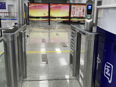 中國(guó)邊檢 哪家好？?jī)r(jià)格怎么樣？代理招商，生產(chǎn)廠家，價(jià)格，哪家好，多少錢，品牌，報(bào)價(jià)，廠家，哪個(gè)公司好 通關(guān)邊檢人臉識(shí)別閘機(jī)采用多因子身份識(shí)別方式，即人臉識(shí)別、身份證/護(hù)照識(shí)別、指紋識(shí)別三種識(shí)別模式并存的實(shí)名制身份驗(yàn)證，對(duì)通關(guān)者進(jìn)行三種數(shù)據(jù)的驗(yàn)證與對(duì)比，確保通關(guān)者為其本人，實(shí)現(xiàn)快速安全通關(guān)。