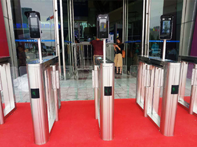 會(huì)展海峽國(guó)際會(huì)展中心 哪家好？?jī)r(jià)格怎么樣？代理招商，生產(chǎn)廠家，價(jià)格，哪家好，多少錢，品牌，報(bào)價(jià)，廠家，哪個(gè)公司好 海峽國(guó)際會(huì)展采用路可路美人臉識(shí)別閘機(jī)進(jìn)行會(huì)場(chǎng)參會(huì)人員的身份識(shí)別，實(shí)現(xiàn)參會(huì)者網(wǎng)絡(luò)參會(huì)報(bào)名到現(xiàn)場(chǎng)參會(huì)、人臉識(shí)別入場(chǎng)、人臉識(shí)別就餐等一站式便捷服務(wù)，提高了與會(huì)者的入場(chǎng)效率，也提升了會(huì)展的安保強(qiáng)度。