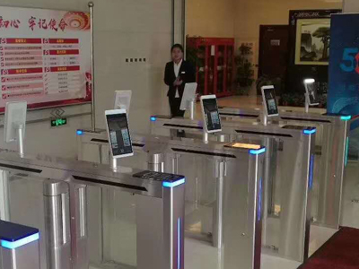 中國(guó)移動(dòng) 哪家好？?jī)r(jià)格怎么樣？代理招商，生產(chǎn)廠家，價(jià)格，哪家好，多少錢，品牌，報(bào)價(jià)，廠家，哪個(gè)公司好 中國(guó)移動(dòng)采用人臉識(shí)別閘機(jī)對(duì)來訪人員進(jìn)行出入控制，來訪人員先進(jìn)行拜訪登記，登記系統(tǒng)自動(dòng)讀取來訪者身份信息，當(dāng)預(yù)約完成后，來訪者進(jìn)入準(zhǔn)入?yún)^(qū)域前，需要刷取證件，人臉識(shí)別閘機(jī)自動(dòng)進(jìn)行來訪者頭像掃描，并進(jìn)行精準(zhǔn)比對(duì)，比對(duì)成功者準(zhǔn)予進(jìn)入。