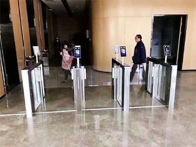 北京**銀行 哪家好？?jī)r(jià)格怎么樣？代理招商，生產(chǎn)廠家，價(jià)格，哪家好，多少錢，品牌，報(bào)價(jià)，廠家，哪個(gè)公司好 北京**銀行采用人臉識(shí)別閘機(jī)對(duì)訪客進(jìn)行便捷化進(jìn)出管理，用于內(nèi)部員工進(jìn)出控制和外來人員進(jìn)出控制。人臉識(shí)別采用360度動(dòng)態(tài)防偽識(shí)別技術(shù)，配合閘機(jī)防尾隨即自動(dòng)開合閘防夾功能，具有更靈敏的響應(yīng)速度，更高等級(jí)的安全保障。