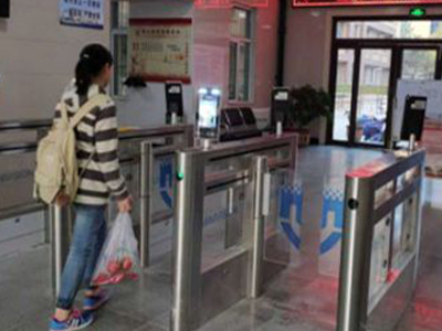 路可路美人臉識別測溫通道閘機助力十一長假返校同學測量體溫 哪家好？價格怎么樣？代理招商，生產(chǎn)廠家，價格，哪家好，多少錢，品牌，報價，廠家，哪個公司好 