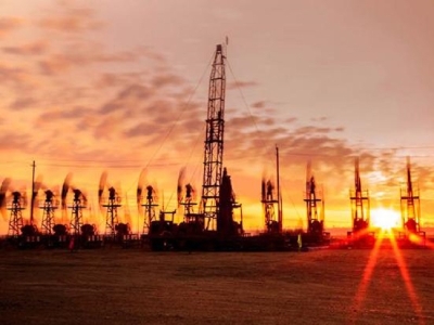 油田健康碼,測(cè)溫,人臉識(shí)別,閘機(jī)吉林油田測(cè)溫閘機(jī),健康碼核驗(yàn),FR440B 哪家好？?jī)r(jià)格怎么樣？代理招商，生產(chǎn)廠家，價(jià)格，哪家好，多少錢，品牌，報(bào)價(jià)，廠家，哪個(gè)公司好 吉林油田所使用的路可路美測(cè)溫通道閘機(jī)不僅具有對(duì)所有油田員工進(jìn)行人臉身份識(shí)別、體溫檢測(cè)、口罩佩戴檢測(cè)等常規(guī)功能，更重要的是該閘機(jī)裝置內(nèi)嵌了恒溫恒濕自動(dòng)調(diào)節(jié)系統(tǒng)，可為低溫環(huán)境下閘機(jī)的運(yùn)行提供“保暖”作用，可在極寒條件下正常使用，實(shí)現(xiàn)不間斷運(yùn)行，保障油田生產(chǎn)運(yùn)轉(zhuǎn)。