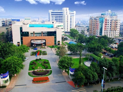 德陽市人民醫(yī)院 哪家好？價格怎么樣？代理招商，生產(chǎn)廠家，價格，哪家好，多少錢，品牌，報價，廠家，哪個公司好 德陽市人民醫(yī)院采用路可路美天府健康通防疫測溫閘機(jī)進(jìn)行患者自助通行服務(wù)，通過在門診大樓、住院樓及中醫(yī)館入口搭建健康碼測溫一體化系統(tǒng)，通過智能化設(shè)施，對進(jìn)出人員進(jìn)行自動化的健康碼狀態(tài)（綠碼、黃碼、紅碼）檢測、快速體溫測量、口罩佩戴檢測，提升工作效率，實(shí)現(xiàn)安全就醫(yī)管控。德陽市人民醫(yī)院以具備紅外測溫、天府通健康碼核驗(yàn)、門禁控制功能的健康碼人臉測溫智能化系統(tǒng)，代替人工體溫檢測、健康身份核查、口罩佩戴檢查工作，避免人員近距離接觸交叉感染，提升防疫防控水平，降低人力成本，提升通行效率。