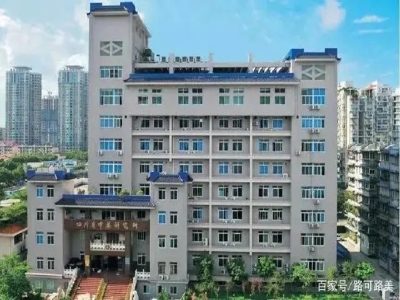 四川省第二中醫(yī)醫(yī)院 哪家好？價格怎么樣？代理招商，生產(chǎn)廠家，價格，哪家好，多少錢，品牌，報價，廠家，哪個公司好 近日，四川省中醫(yī)藥科學(xué)院（四川省中醫(yī)藥科學(xué)院四川省第二中醫(yī)醫(yī)院），為了滿足來院就醫(yī)人員，能夠快速便捷通過防疫安全檢查，在入院大門部署多個天府健康碼核驗(yàn)測溫人行通道道閘進(jìn)行自動化進(jìn)院健康信息篩查。進(jìn)入醫(yī)院的人員無需再描場所碼，只需要打開手機(jī)的天府健康通或者身份證，在路可路美健康碼測溫通道閘機(jī)上掃一掃，系統(tǒng)自動將掃碼行為與場所碼關(guān)聯(lián)，滴聲提示后，系統(tǒng)即開始進(jìn)行健康信息篩查，在大數(shù)據(jù)中心權(quán)限全部開放的情況下，系統(tǒng)可支持健康碼碼色（綠碼、黃碼、紅碼）與核酸疫苗自動篩查、體溫測量、口罩佩戴檢測，無異常人員將在一秒左右被人行通道閘機(jī)放行。